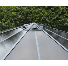Detailansicht des Daches eines Pavillons mit Polycarbonatplatten