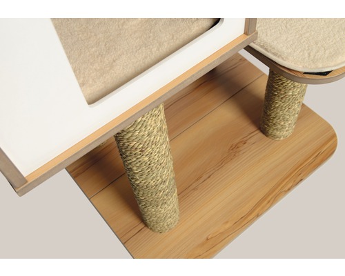 Detailansicht eines Katzenkratzbaums mit Sisalstämmen und Liegeflächen