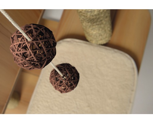 Detailansicht von zwei braunen Spielbällen aus Rattan an einer Kordel