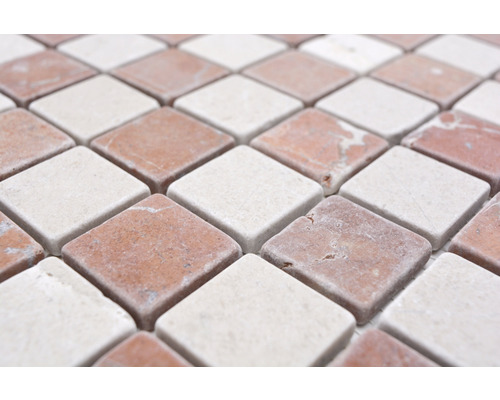 Nahaufnahme von Mosaikfliesen in Rautenform