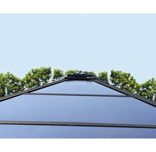 Detailaufnahme der Dachspitze eines Gartenhauses.