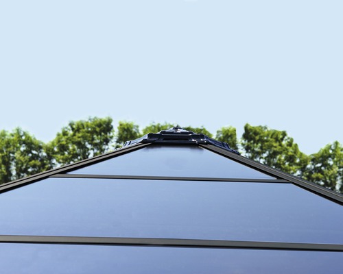 Detailaufnahme der Dachspitze eines Gartenhauses.