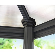 Detailaufnahme eines Pavillons mit Aluminiumrahmen und Polycarbonatdach.