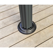 Detailansicht einer Pavillon-Säule mit Fuß auf einer Holzterrasse