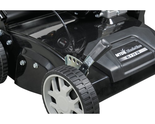 Detailansicht Rasenmäher mit Höhenverstellung und MTD Black-Line Logo
