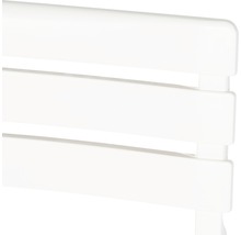 Detailansicht eines weißen Kunststoffmöbels mit Lattenstruktur