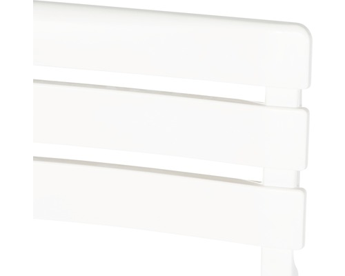 Detailansicht eines weißen Kunststoffmöbels mit Lattenstruktur