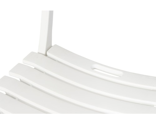 Detailansicht einer weißen Gartenbank mit Lattenstruktur