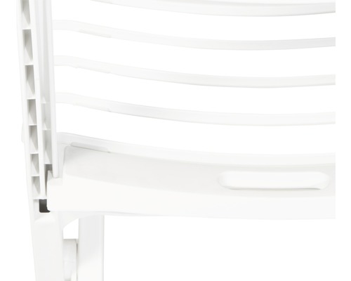 Detailansicht eines weißen Gartenstuhls aus Kunststoff mit Lamellenstruktur
