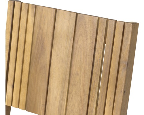 Detailansicht der Rückenlehne eines Holzstuhls mit Lamellendesign