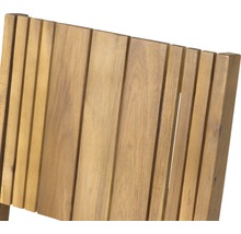 Detailansicht einer Gartenstuhl-Rückenlehne aus Holz