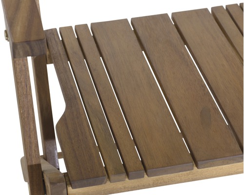 Detailansicht eines Gartenstuhls aus Holz