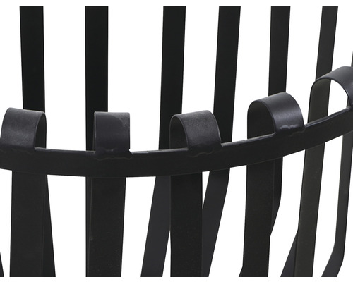 Detailaufnahme eines runden Feuerholzkorbs aus Metall