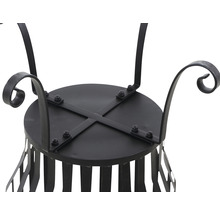 Detailansicht des schwarzen Feuerkorbs aus Metall mit runder Basis und dekorativen Elementen