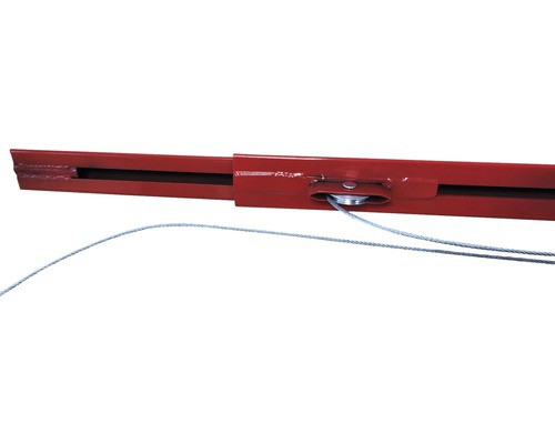 Detailansicht einer roten Hebebühne mit Stahlseil