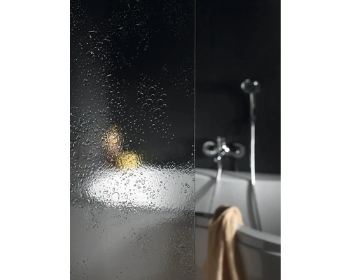 Badezimmer mit Duschabtrennung und Badewanne