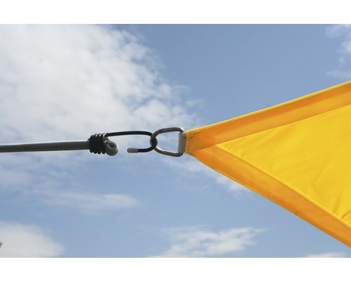 Detailaufnahme eines Sonnensegels mit Befestigungsring und Spannseil