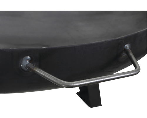 Detailansicht einer Feuerschale mit Griff und Standfuß.