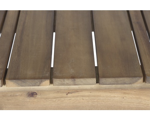 Detailansicht einer Holzoberfläche mit schmalen Zwischenräumen