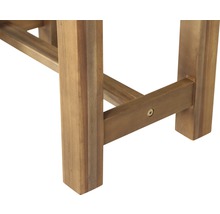 Detailansicht eines Holzmöbelstücks, das die Beinverbindung zeigt