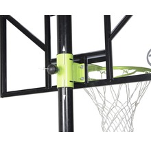 Detailansicht eines Basketballkorbs mit Höhenverstellung