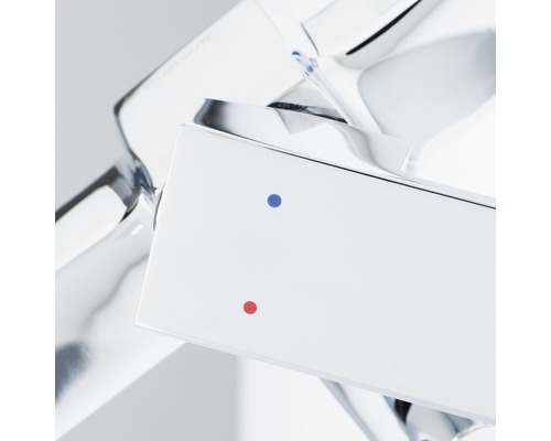 Detailansicht einer Armatur mit Kennzeichnung für kaltes und warmes Wasser