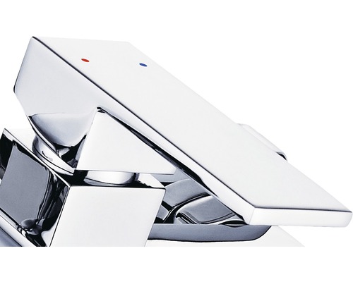 Chrom-Wasserhahn mit Temperaturmarkierungen