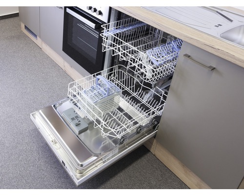 Geöffnete Geschirrspülmaschine in einer Küchenzeile