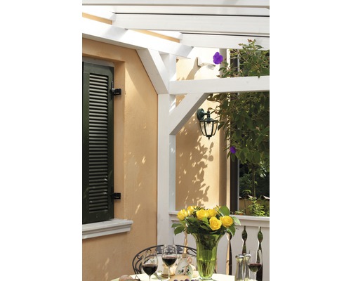 Terrasse mit Pergola, Tisch, Stühlen und Blumen
