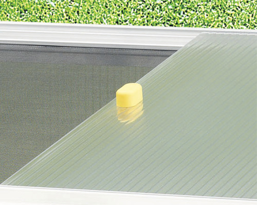 Detailansicht eines Lichtschachtes mit Gitterrost und Dämmung