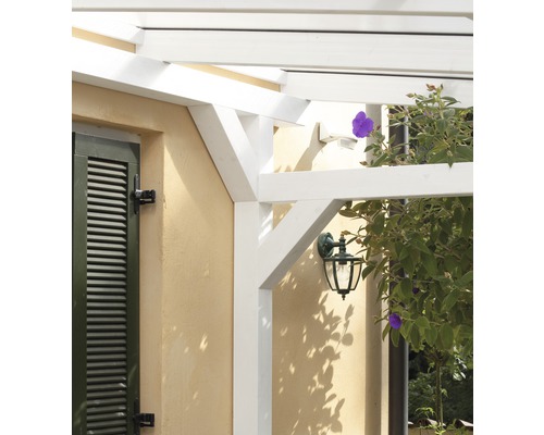 Detailansicht einer weißen Pergola mit Außenleuchte und Fensterladen