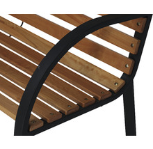 Detailansicht einer Gartenbank aus Holz und Metall