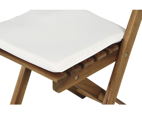 Detailaufnahme eines Holzstuhls mit weißem Sitzkissen