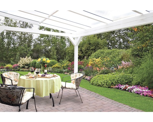 Terrasse mit Überdachung, Tisch, Stühlen und Garten