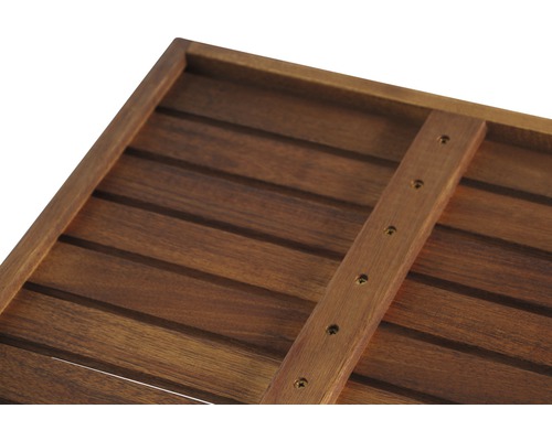 Detailansicht einer Holzgartenbank mit Schrauben