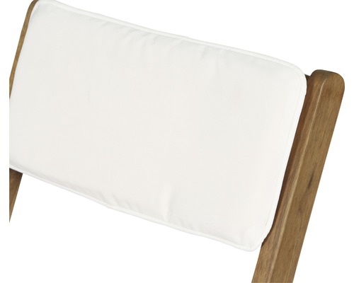 Detailansicht eines Stuhls mit einem weißen Sitzkissen und einem Holzrahmen