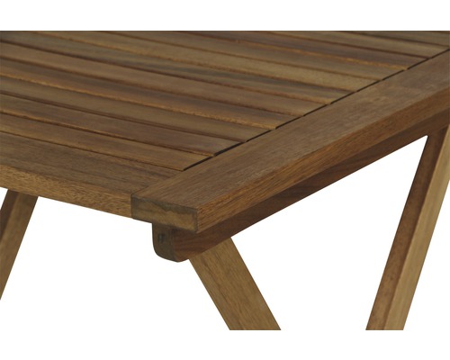 Detailansicht eines Gartentisches aus Holz