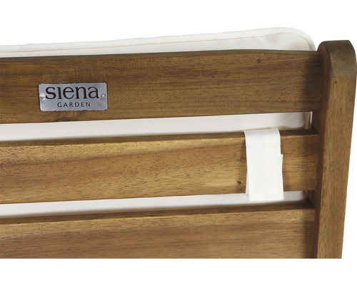 Detailansicht eines Gartenstuhls aus Holz mit Siena Garden Logo