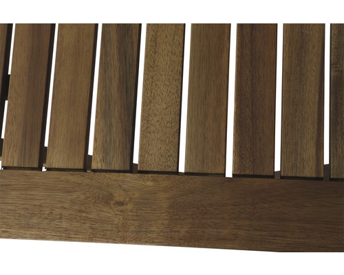 Detailansicht einer Holzgartenbank mit Lattenstruktur