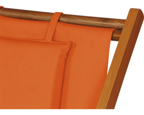 Detail einer Gartenliege mit orangefarbenem Kissen und Holzrahmen