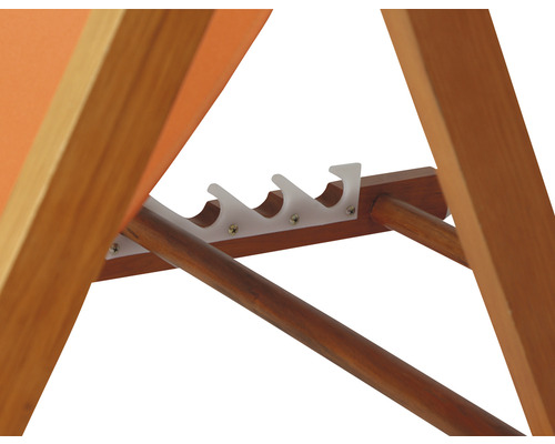 Detailansicht eines Holzliegenrahmens mit Verstellmechanismus