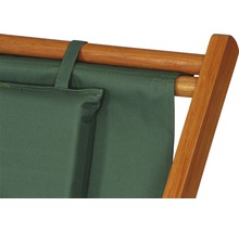 Detailansicht einer Gartenliege mit Holzrahmen und Auflage