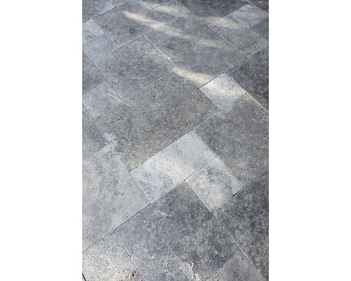 Bodenbelag aus Natursteinfliesen