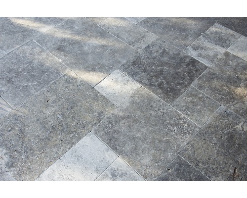 Boden aus Travertinfliesen im Römischen Verband verlegt.