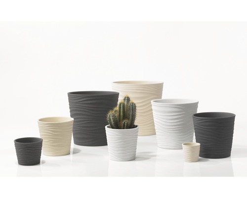 Verschieden große Blumentöpfe mit Wellenmuster