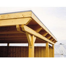 Detailansicht eines Holzcarports mit Flachdachkonstruktion