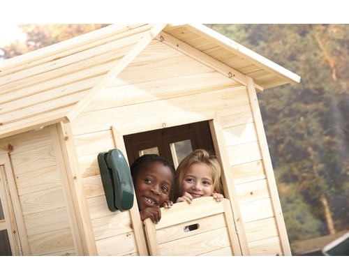 Holzspielhaus mit zwei spielenden Kindern