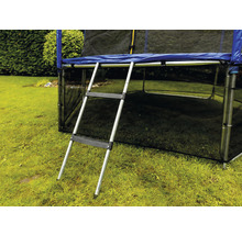 Trampolin mit Leiter im Garten