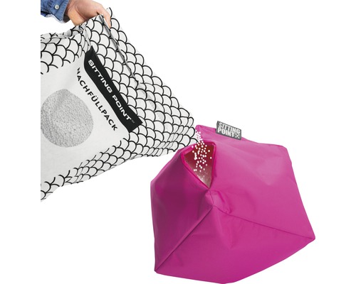 Nachfüllpackung für Sitzsack wird in einen Sitzwürfel gefüllt