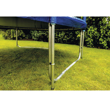 Detailaufnahme eines Trampolins mit Metallrahmen und -beinen im Garten.